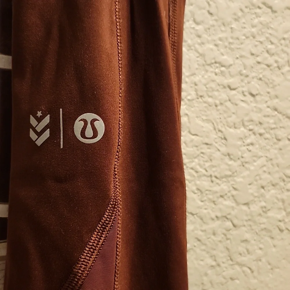 Lululemon maroon leggings LIKE NEW Size 0 - Picture 2 of 4